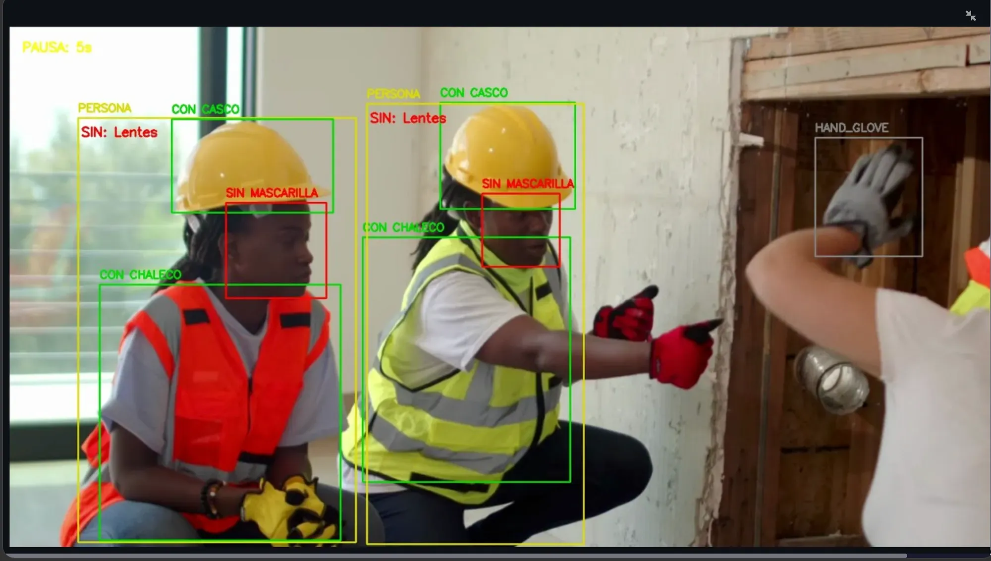 El modelo de IA detectando EPP en tiempo real